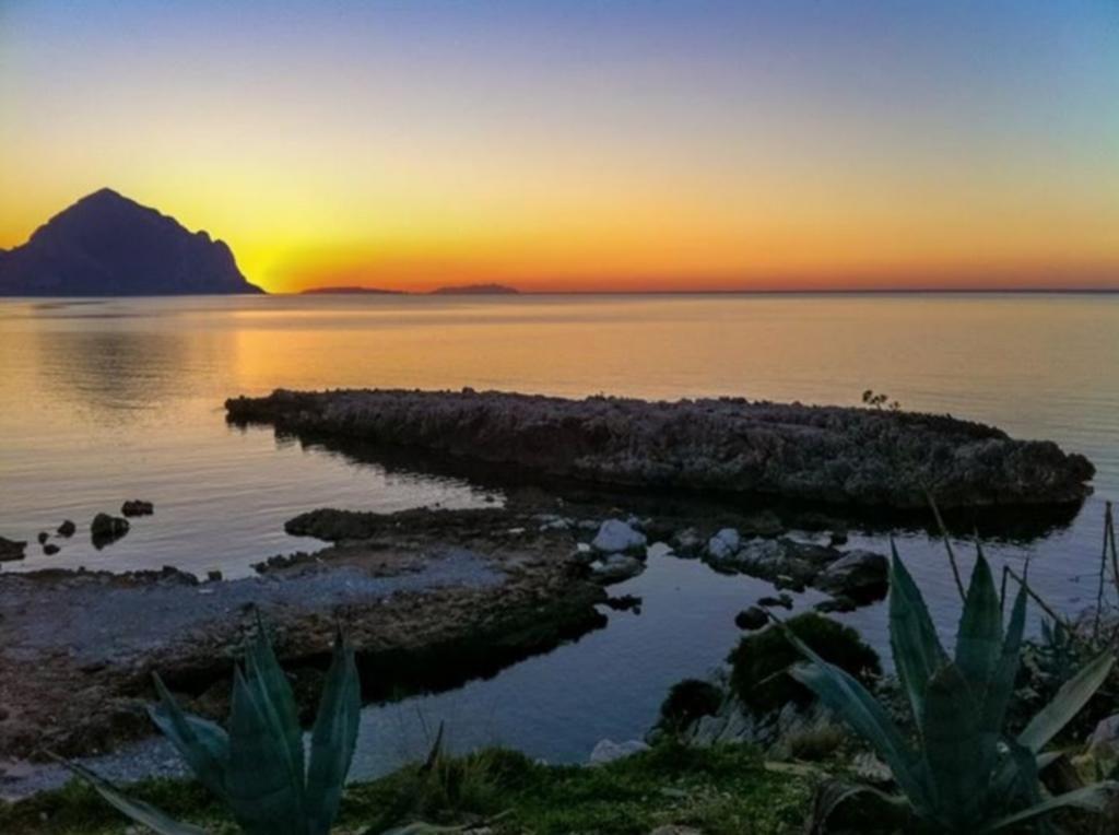 Отель Cala Di Ponente Кастеллуццо Экстерьер фото